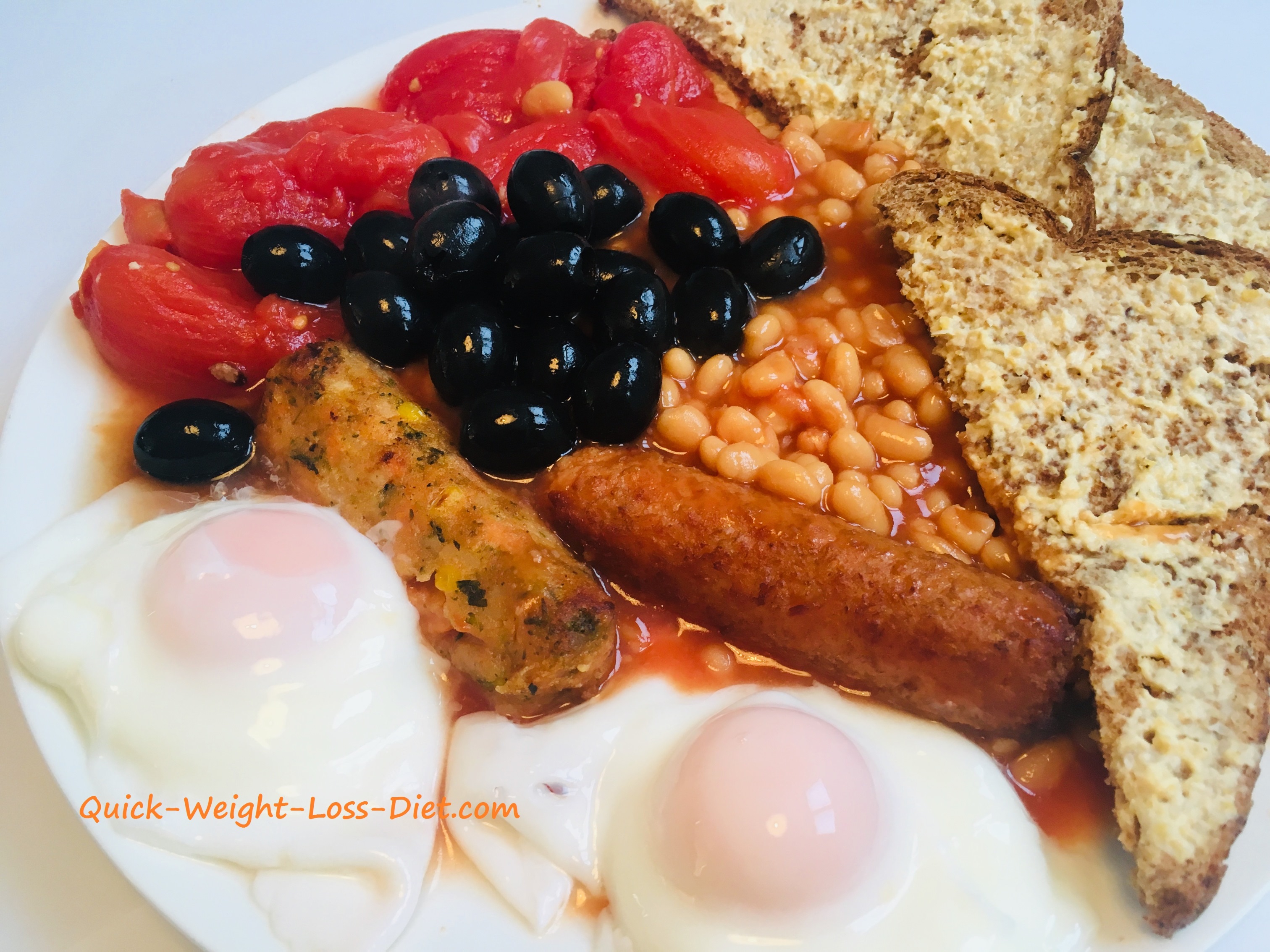 vegetarian_cooked_breakfast_with_Quorn_sausages_and_olives