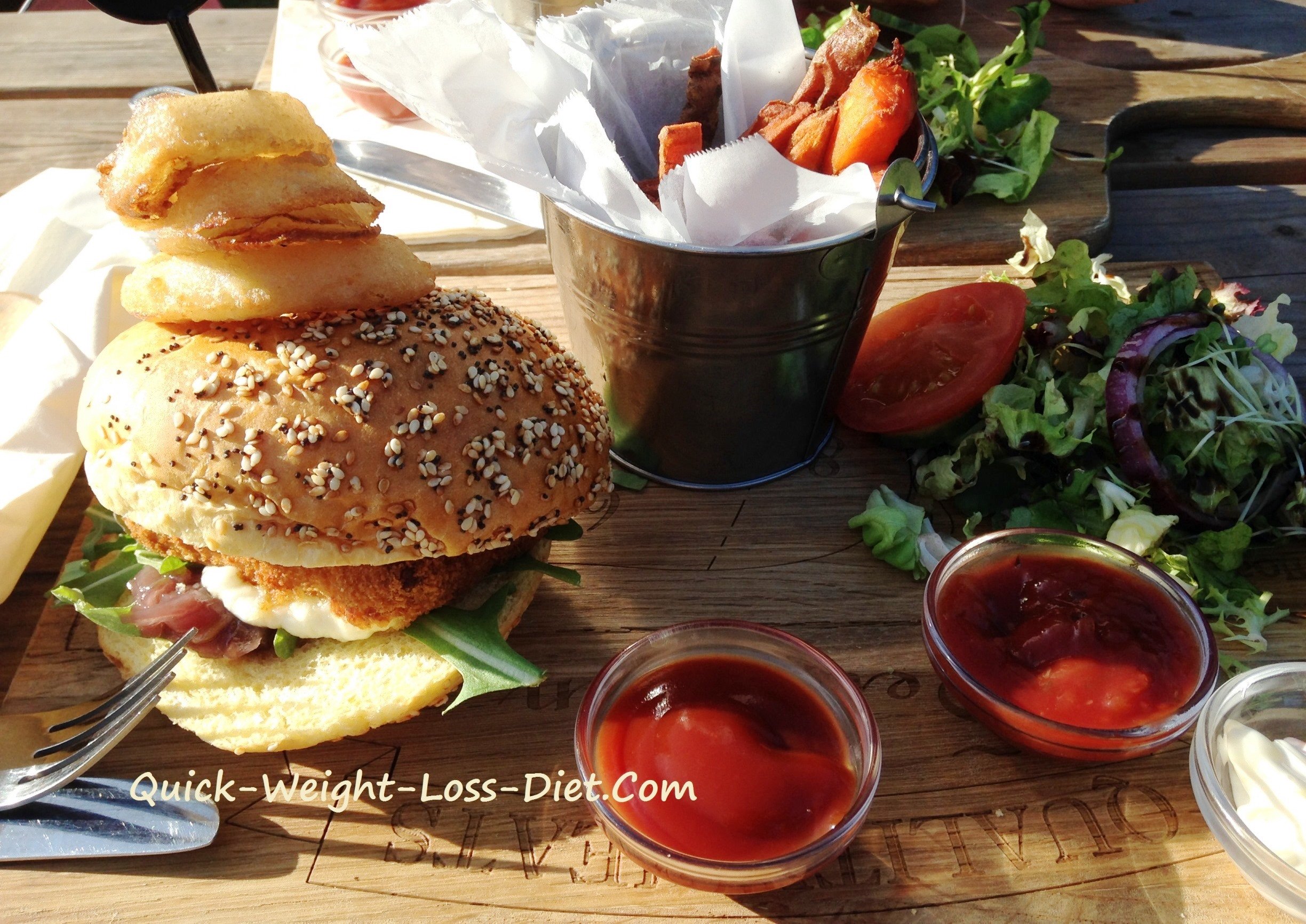 halloumi_burger_with_fries_salad